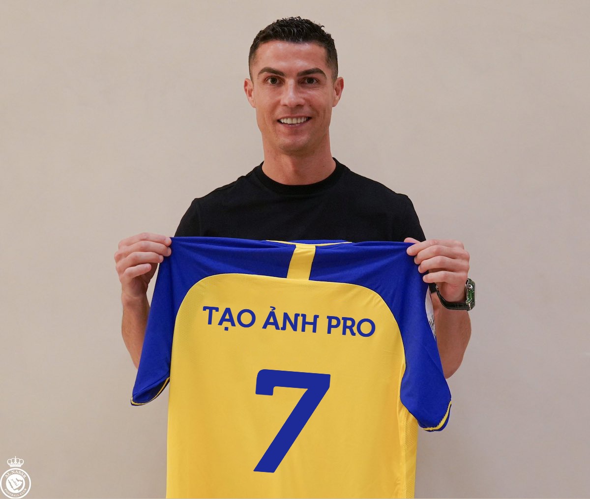 Ghép ảnh Ronaldo cầm áo đá banh của bạn